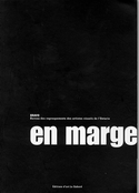 En marge